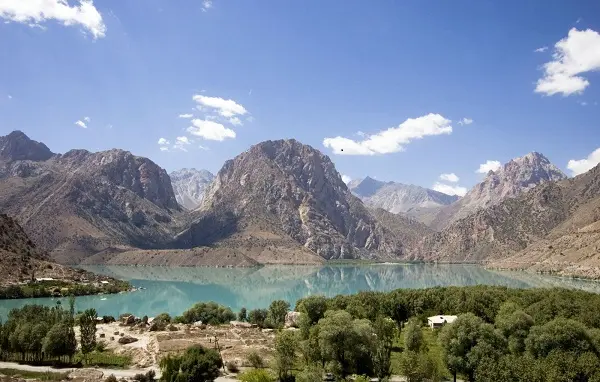 khí hậu ở Tajikistan rất đa dạng